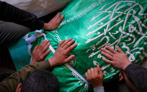 Al-Haddad, dessen Leichnam in eine Hamas-Flagge gehüllt war, galt als einer der Drahtzieher des Terrorangriffs vom 7. Oktober 2023. - Foto: Jehad Alshrafi/AP/dpa