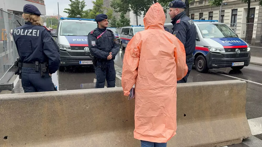 Die Polizei ist mit einem Großaufgebot im Einsatz. - Bild: Matthias Röder/dpa