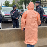 Die Polizei ist mit einem Großaufgebot im Einsatz. - Foto: Matthias Röder/dpa