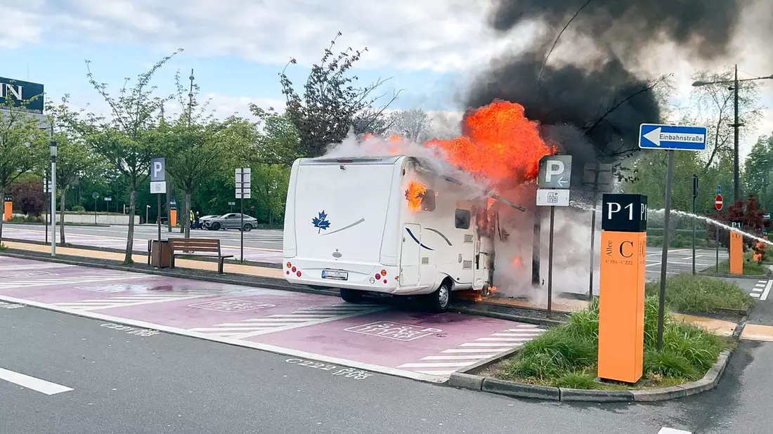 FW-BO: Brand eines Wohnmobils auf dem Parkplatz des Ruhrparks - Keine Verletzten - Bild: presseportal.de