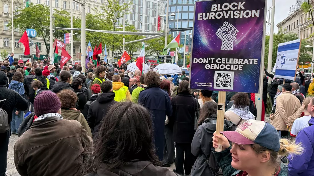 Der Protest richtet sich gegen die Teilnahme Israels am ESC. - Bild: Britta Schultejans/dpa