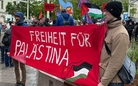 Die Demonstration startet mit einigen 100 Teilnehmern. - Foto: Britta Schultejans/dpa
