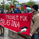 Die Demonstration startet mit einigen 100 Teilnehmern. - Foto: Britta Schultejans/dpa