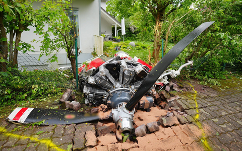 Ein Propeller der Maschine liegt vor einem Wohnhaus. - Foto: Enrique Kaczor/onw-images/dpa