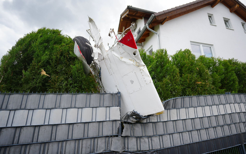 Ein Teil des Flugzeugs steckte in einem Gartenzaun. - Foto: Enrique Kaczor/onw-images/dpa