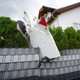 Ein Teil des Flugzeugs steckte in einem Gartenzaun. - Foto: Enrique Kaczor/onw-images/dpa