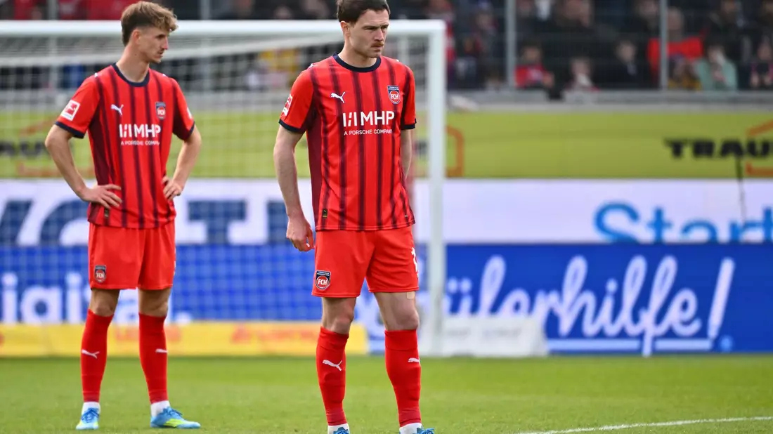 Budu Siwsiwadse und Jan Schöppner steigen mit Heidenheim ab. - Bild: Jan-Philipp Strobel/dpa