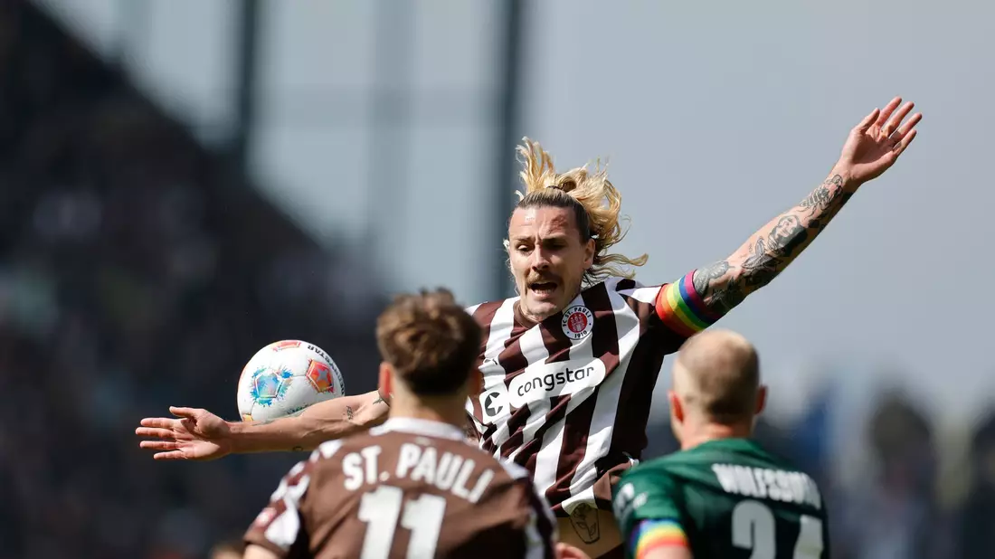 Viel Kampf, kein Erfolg: St. Paulis Kapitän Jackson Irvine.  - Bild: Philipp Szyza/dpa
