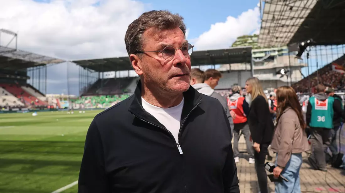 Darf weiter auf die Rettung hoffen: Wolfsburgs Trainer Dieter Hecking.  - Bild: Christian Charisius/dpa