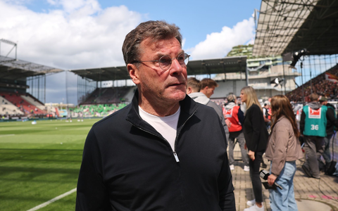 Darf weiter auf die Rettung hoffen: Wolfsburgs Trainer Dieter Hecking.  - Foto: Christian Charisius/dpa