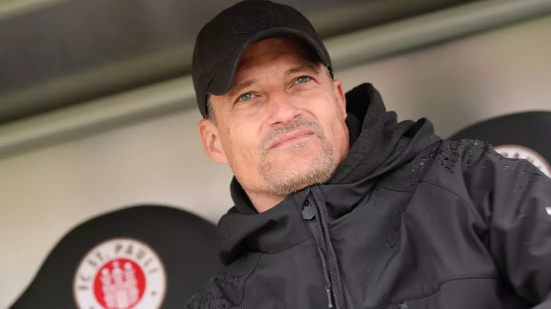 Seine Zukunft ist offen: St. Paulis Trainer Alexander Blessin.  - Bild: Christian Charisius/dpa