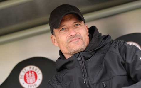 Seine Zukunft ist offen: St. Paulis Trainer Alexander Blessin.  - Foto: Christian Charisius/dpa