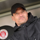 Seine Zukunft ist offen: St. Paulis Trainer Alexander Blessin.  - Foto: Christian Charisius/dpa