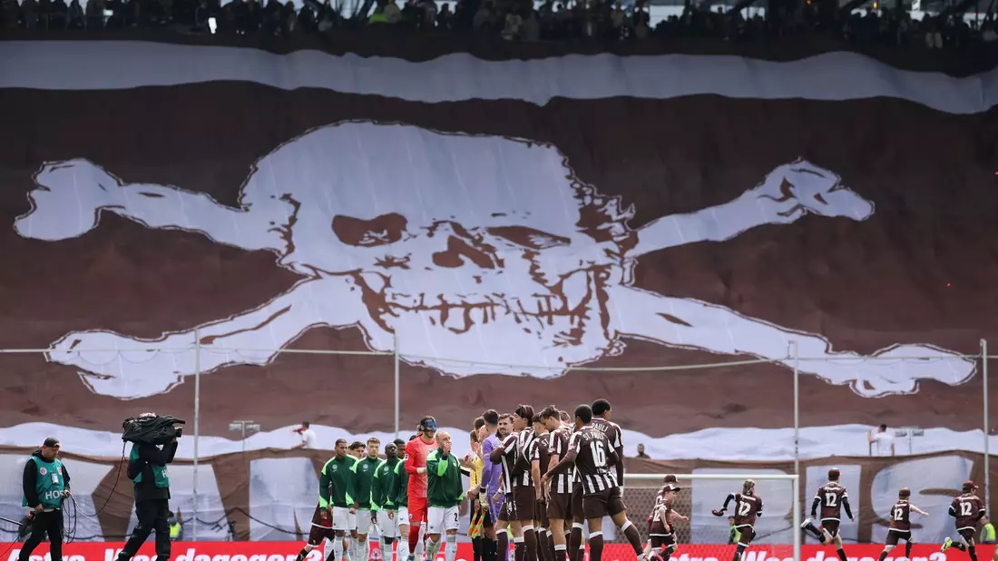 Partystimmung vor der Partie: die St. Pauli-Fans. - Bild: Christian Charisius/dpa