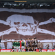 Partystimmung vor der Partie: die St. Pauli-Fans. - Foto: Christian Charisius/dpa