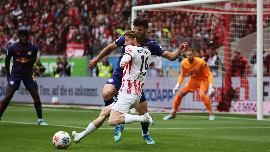 Brachte den SC gegen Leipzig in Führung: Niklas Beste. - Bild: Philipp von Ditfurth/dpa