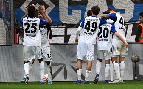 Der HSV jubelt nach Vieiras Tor. - Foto: Federico Gambarini/dpa