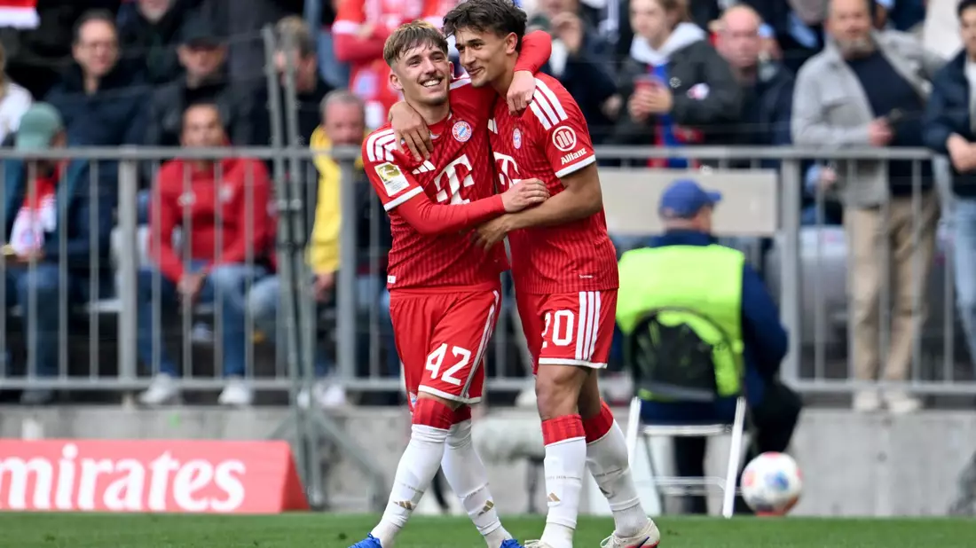 Passgeber Lennart Karl (l) und Torschütze Tom Bischof beim gemeinsamen Jubel. Die Bayern-Youngster empfahlen sich noch mal für eine WM-Nominierung.  - Bild: Sven Hoppe/dpa