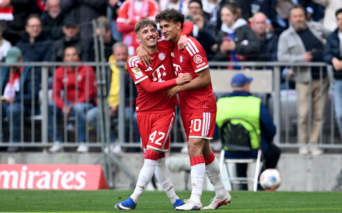 Passgeber Lennart Karl (l) und Torschütze Tom Bischof beim gemeinsamen Jubel. Die Bayern-Youngster empfahlen sich noch mal für eine WM-Nominierung.  - Foto: Sven Hoppe/dpa