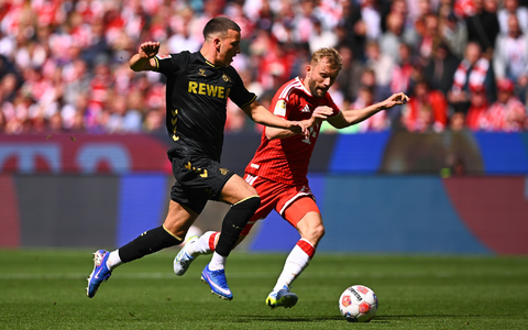 Said El Mala entkommt auf dem Weg zum Kölner 1:2 Bayern-Verteidiger Konrad Laimer (r). - Foto: Tom Weller/dpa