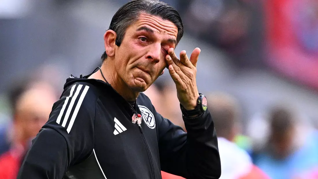 Schiedsrichter Deniz Aytekin zeigt bei seinem letzten Bundesliga-Einsatz Emotionen. - Bild: Tom Weller/dpa