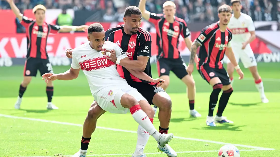 Der VfB Stuttgart um Jamie Leweling (l) sicherte den Champions-League-Platz bei Eintracht Frankfurt ab. - Bild: Uwe Anspach/dpa