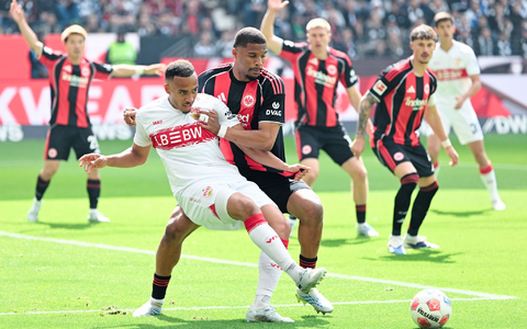 Der VfB Stuttgart um Jamie Leweling (l) sicherte den Champions-League-Platz bei Eintracht Frankfurt ab. - Foto: Uwe Anspach/dpa