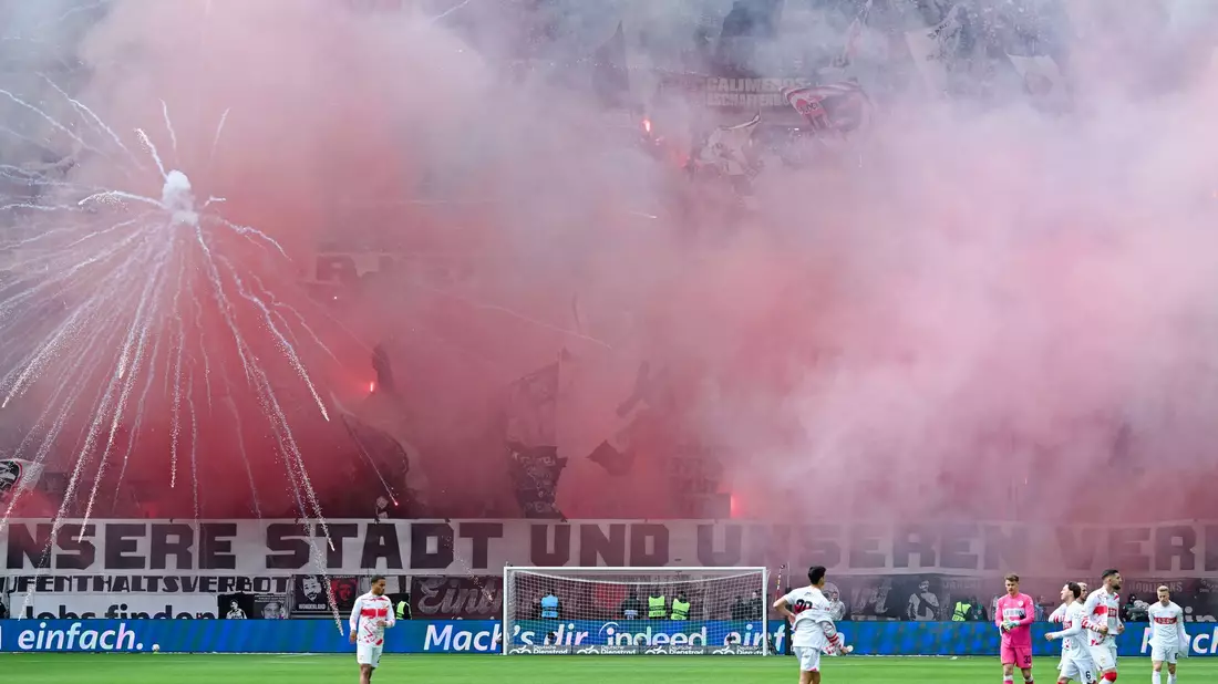 Beide Fanlager sorgten mit Pyrotechnik für Verzögerung. - Bild: Uwe Anspach/dpa