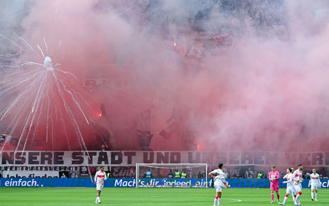 Viel Rauch auf den Rängen: Die Eintracht-Fans verzögerten den Anpfiff gegen Stuttgart. - Foto: Uwe Anspach/dpa