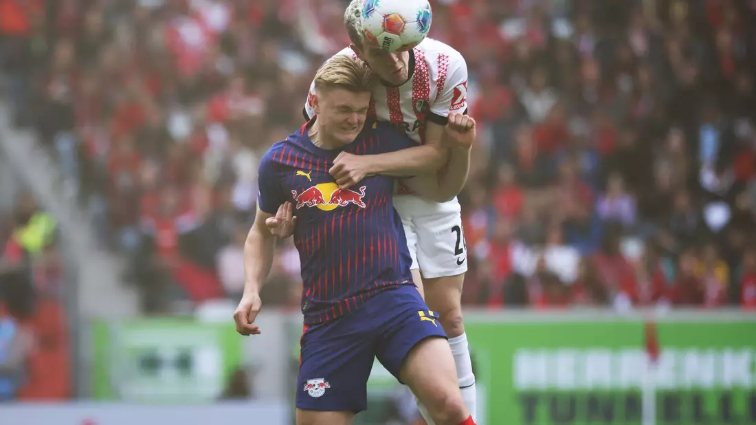 Kopfballspezialisten unter sich: Freiburgs Torschütze Matthias Ginter ist vor dem Leipziger Willi Orbán am Ball. - Bild: Philipp von Ditfurth/dpa