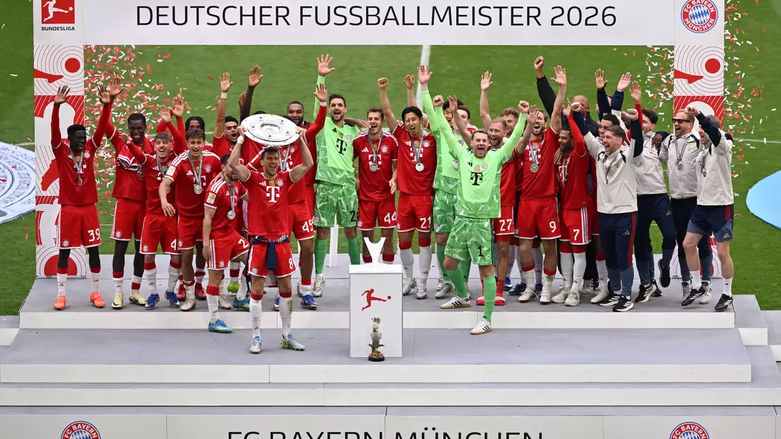 Die Bayern feiern mit der Meisterschale, die Leon Goretzka in Händen hält. - Bild: Sven Hoppe/dpa