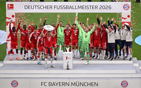 Die Bayern feiern mit der Meisterschale, die Leon Goretzka in Händen hält. - Foto: Sven Hoppe/dpa