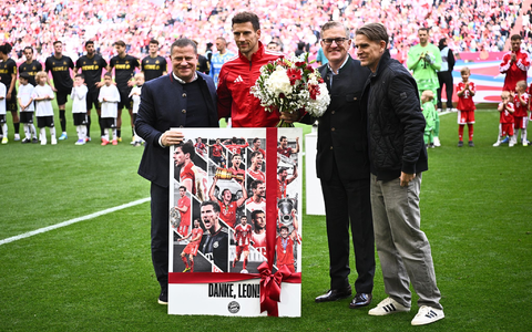 Nationalspieler Leon Goretzka (2vl) wird vor dem Spiel von den Bayern-Bossen Max Eberl, Jan-Christian Dreesen und Christoph Freund verabschiedet. - Foto: Tom Weller/dpa