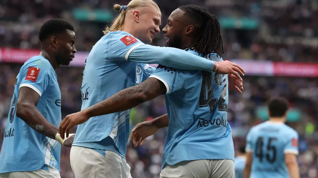 Antoine Semenyo von Manchester City (r) feiert mit Vorlagengeber Erling Haaland von Manchester City nach dem Siegtor. - Bild: Richard Pelham/AP/dpa