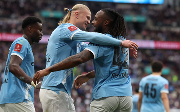 Antoine Semenyo von Manchester City (r) feiert mit Vorlagengeber Erling Haaland von Manchester City nach dem Siegtor. - Foto: Richard Pelham/AP/dpa