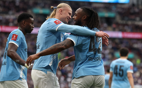 Antoine Semenyo von Manchester City (r) feiert mit Vorlagengeber Erling Haaland von Manchester City nach dem Siegtor. - Foto: Richard Pelham/AP/dpa