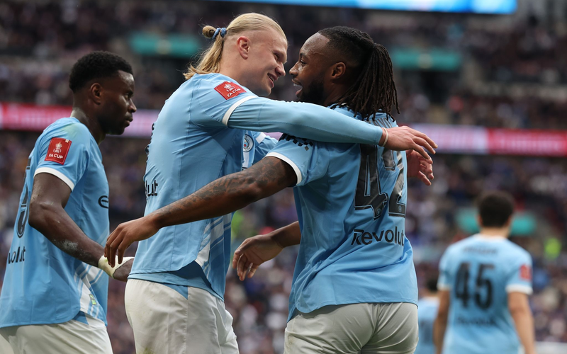 Antoine Semenyo von Manchester City (r) feiert mit Vorlagengeber Erling Haaland von Manchester City nach dem Siegtor. - Foto: Richard Pelham/AP/dpa