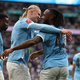 Antoine Semenyo von Manchester City (r) feiert mit Vorlagengeber Erling Haaland von Manchester City nach dem Siegtor. - Foto: Richard Pelham/AP/dpa