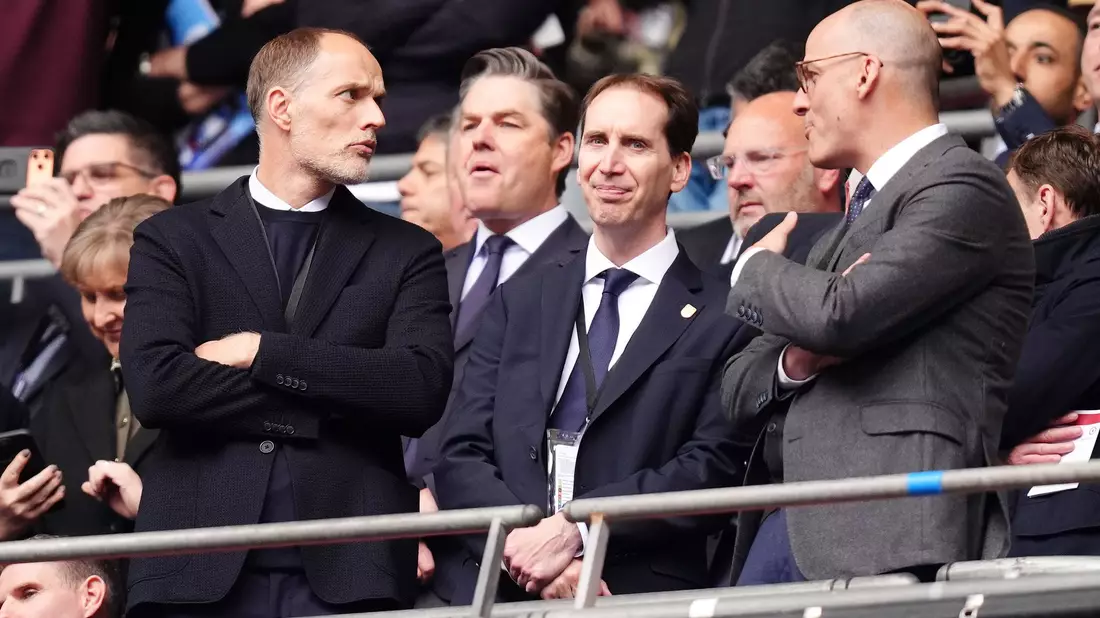 Englands Nationaltrainer Thomas Tuchel (l) und FA-Chef Mark Bullingham (M) stehen auf der Tribüne. - Bild: John Walton/PA Wire/dpa