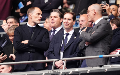 Englands Nationaltrainer Thomas Tuchel (l) und FA-Chef Mark Bullingham (M) stehen auf der Tribüne. - Foto: John Walton/PA Wire/dpa