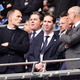 Englands Nationaltrainer Thomas Tuchel (l) und FA-Chef Mark Bullingham (M) stehen auf der Tribüne. - Foto: John Walton/PA Wire/dpa