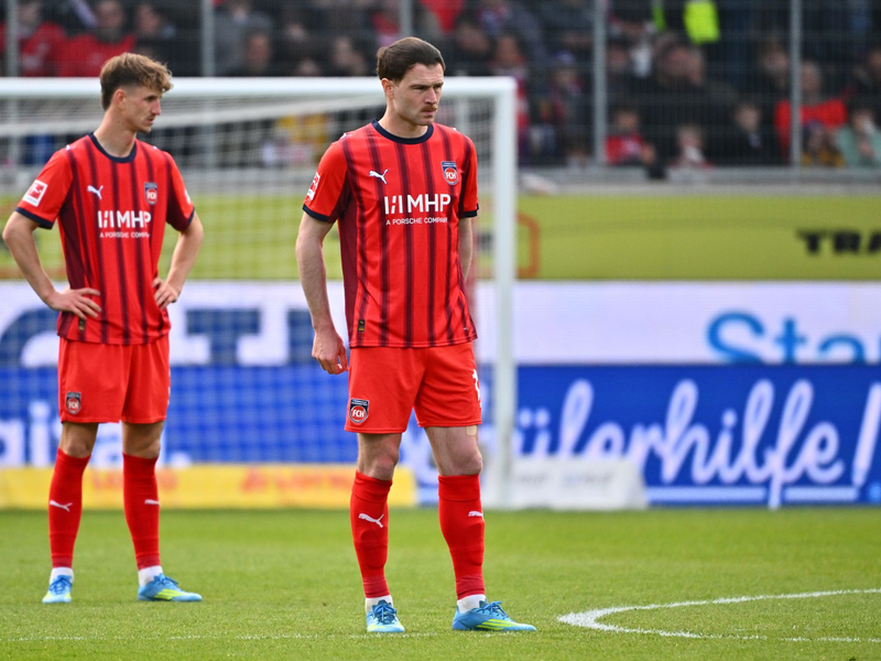 Budu Siwsiwadse und Jan Schöppner steigen mit Heidenheim ab. - Foto: Jan-Philipp Strobel/dpa