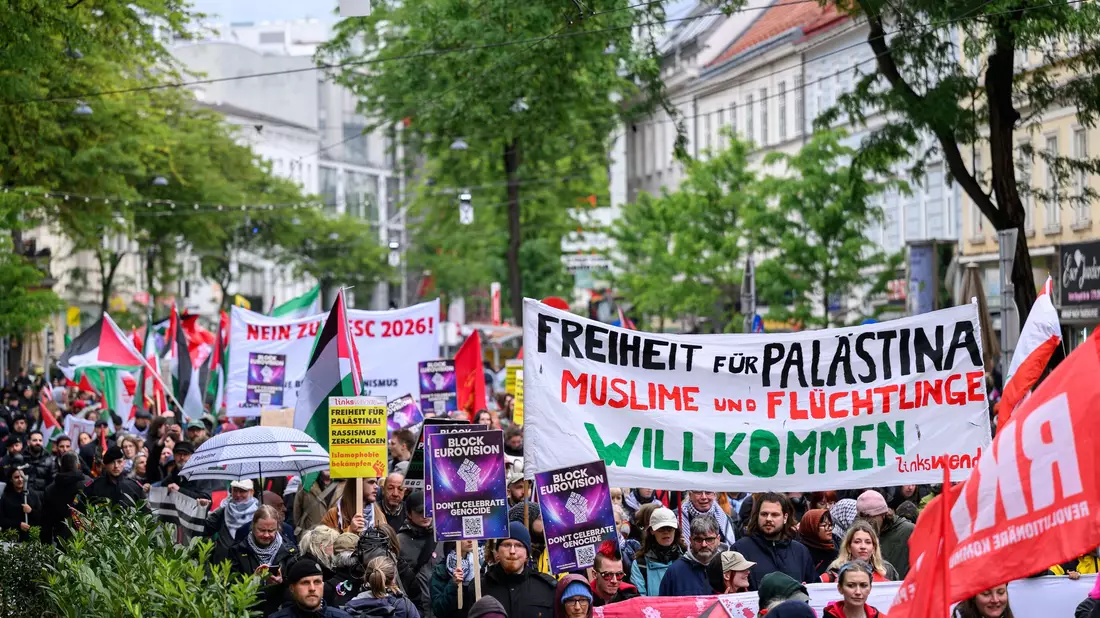 Aus Kreisen der Einsatzkräfte war von etwa 2.600 Teilnehmern die Rede. - Bild: Max Slovencik/APA/dpa