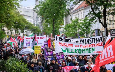 Aus Kreisen der Einsatzkräfte war von etwa 2.600 Teilnehmern die Rede. - Foto: Max Slovencik/APA/dpa