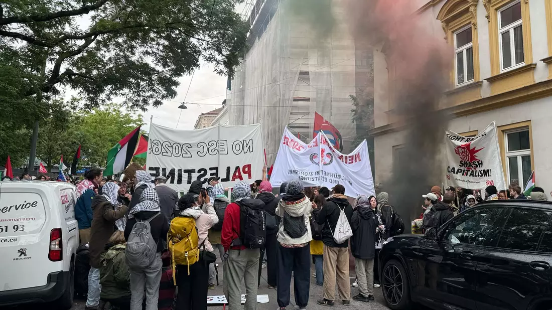 Die Pyrotechnik wurde nach einer Polizei-Durchsage rasch gestoppt. - Bild: Britta Schultejans/dpa