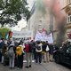 Die Pyrotechnik wurde nach einer Polizei-Durchsage rasch gestoppt. - Foto: Britta Schultejans/dpa