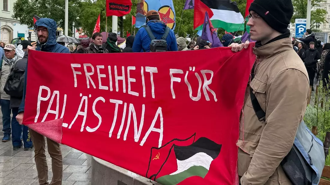 Die Demonstration startete mit einigen 100 Teilnehmern. - Bild: Britta Schultejans/dpa