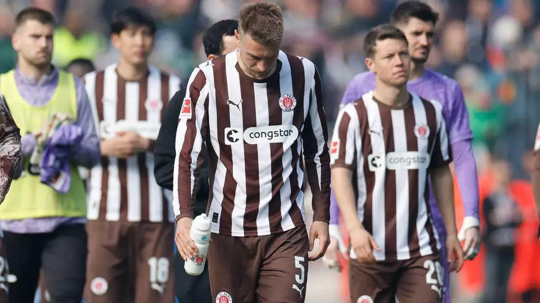 Hauke Wahl (M.) und Teamkollegen auf der Bundesliga-Abschiedsrunde. - Bild: Philipp Szyza/dpa