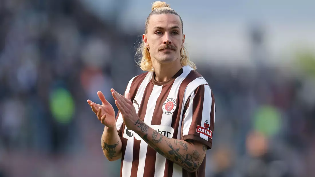 Will trotz Abstiegs bleiben: St. Pauli-Kapitän Jackson Irvine. - Bild: Philipp Szyza/dpa