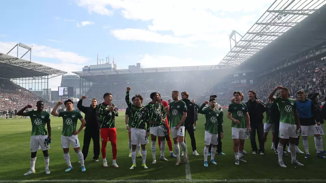 Erleichterung: Der VfL Wolfsburg ist in der Relegation. - Bild: Christian Charisius/dpa